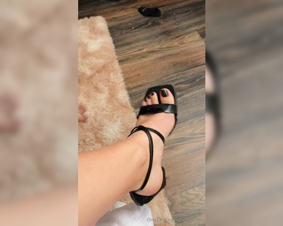 Caliupe Feet aka caliupe_feet Foot Fetish - 08-23-2024 OnlyFans Video - E esses pés lindos da minha amiga Que privilégio poder ter massageado eles antes de irmos