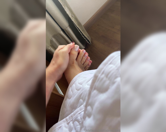 Caliupe Feet aka caliupe_feet Foot Fetish - 09-04-2024 OnlyFans Video - Essas unhas estão uma delícia  These nails are delicious