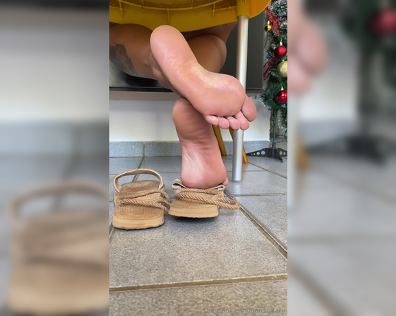 Gama Diary aka gamadiary Foot Fetish - 12-28-2023 OnlyFans Video - I can imagine you hipnotized on my soles while Im studying