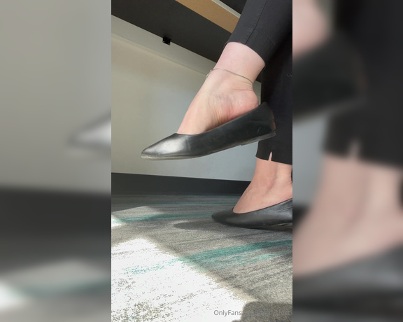 Jennysfeetelysium aka jennysfeet Foot Fetish - 02-29-2024 OnlyFans Video - Wanna see how sweaty my feet get after a good dangle in my leather flats