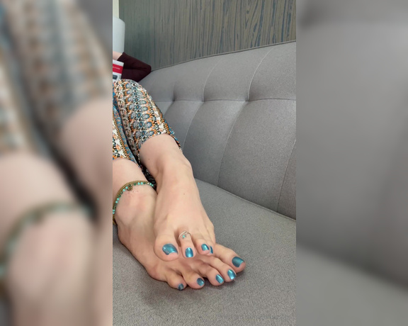 Jennysfeetelysium aka jennysfeet Foot Fetish - 03-26-2024 OnlyFans Video - How about you make yourself useful and worship my feet while I catch up on some