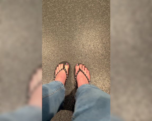 Jennysfeetelysium aka jennysfeet Foot Fetish - 05-01-2024 OnlyFans Video - Wish I had someone to keep me company while waiting on my laundry