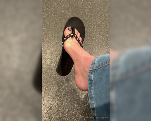 Jennysfeetelysium aka jennysfeet Foot Fetish - 05-01-2024 OnlyFans Video - Wish I had someone to keep me company while waiting on my laundry