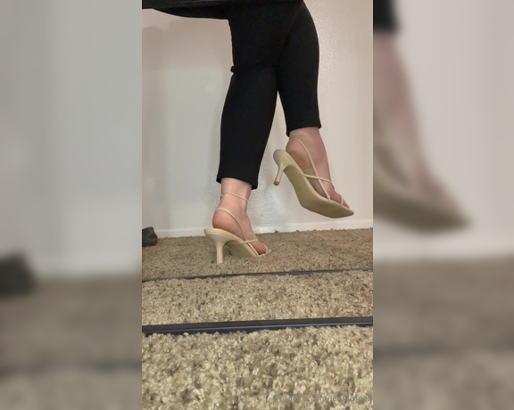 Jennysfeetelysium aka jennysfeet Foot Fetish - 09-13-2024 OnlyFans Video - Feet from the back heel dangle and sole tease