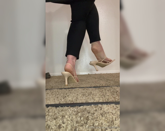 Jennysfeetelysium aka jennysfeet Foot Fetish - 09-13-2024 OnlyFans Video - Feet from the back heel dangle and sole tease