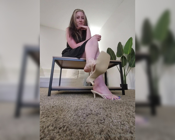 Jennysfeetelysium aka jennysfeet Foot Fetish - 10-06-2024 OnlyFans Video - Back from running errands and yes my feet got sweaty  you can hear my toes