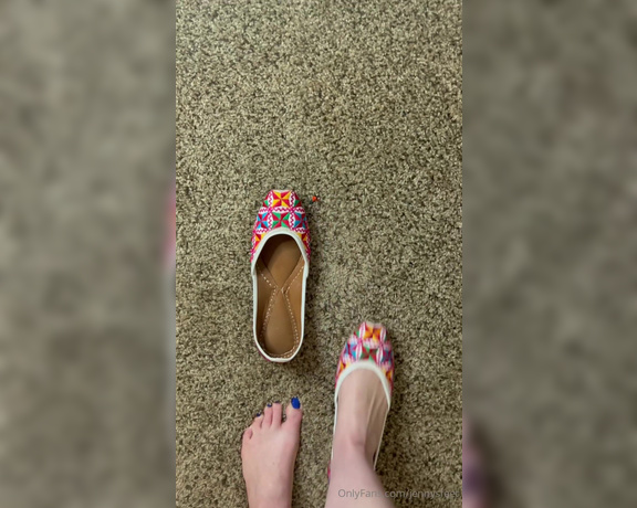 Jennysfeetelysium aka jennysfeet Foot Fetish - 10-08-2024 OnlyFans Video - A tiny bug man decided to sneak a sniff of my Juttis without permission