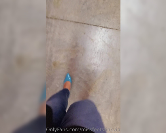 Tori Valentine aka missfeetstinkvip Foot Fetish - 05-07-2023 OnlyFans Video - My favorite blue heels are basically trashed from the wear and tear my big feet have