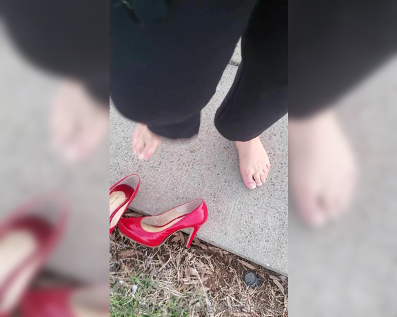 Tori Valentine aka missfeetstinkvip Foot Fetish - 04-29-2023 OnlyFans Video - The entire time I was walking there was a person sitting in their car watching me