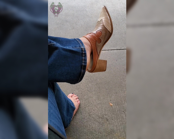 Tori Valentine aka missfeetstinkvip Foot Fetish - 05-30-2023 OnlyFans Video - Waiting on my table at Cracker Barrel