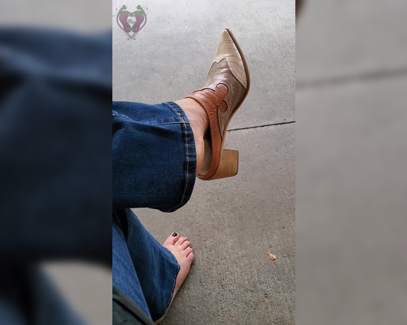 Tori Valentine aka missfeetstinkvip Foot Fetish - 05-30-2023 OnlyFans Video - Waiting on my table at Cracker Barrel