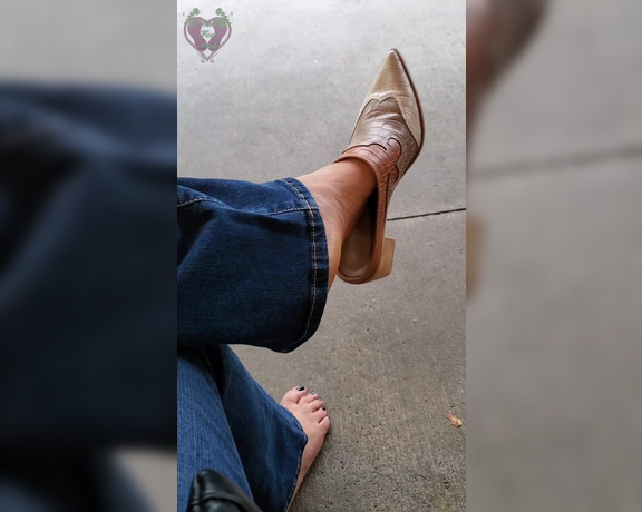 Tori Valentine aka missfeetstinkvip Foot Fetish - 05-30-2023 OnlyFans Video - Waiting on my table at Cracker Barrel