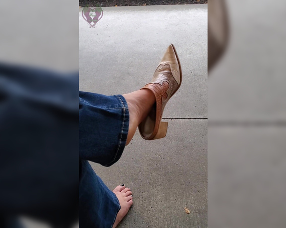 Tori Valentine aka missfeetstinkvip Foot Fetish - 05-30-2023 OnlyFans Video - Waiting on my table at Cracker Barrel