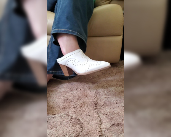 Tori Valentine aka missfeetstinkvip Foot Fetish - 06-11-2023 OnlyFans Video - Everyone seems to like my white, studded booties or mules as some call them