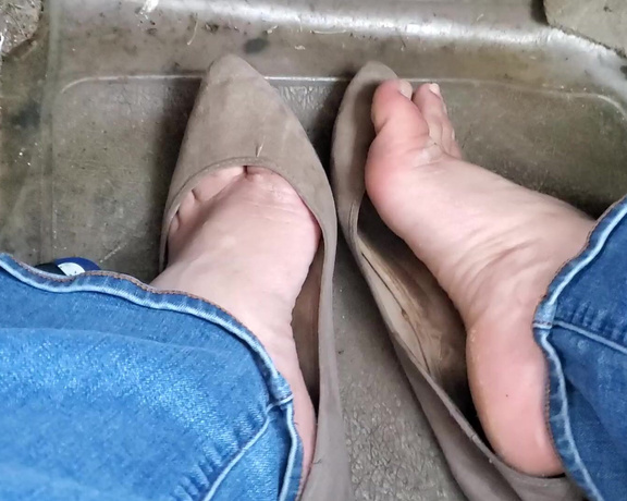 Tori Valentine aka missfeetstinkvip Foot Fetish - 06-10-2023 OnlyFans Video - These disgusting tan flats may be with a new owner, I still have quite a bit