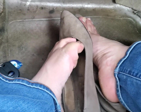 Tori Valentine aka missfeetstinkvip Foot Fetish - 06-10-2023 OnlyFans Video - These disgusting tan flats may be with a new owner, I still have quite a bit