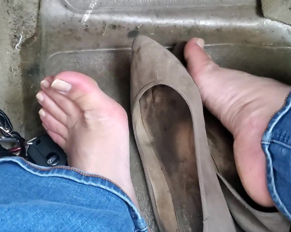 Tori Valentine aka missfeetstinkvip Foot Fetish - 06-10-2023 OnlyFans Video - These disgusting tan flats may be with a new owner, I still have quite a bit