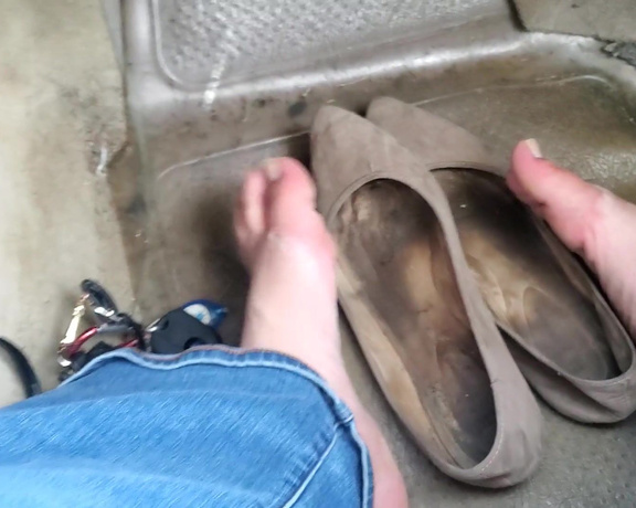 Tori Valentine aka missfeetstinkvip Foot Fetish - 06-10-2023 OnlyFans Video - These disgusting tan flats may be with a new owner, I still have quite a bit