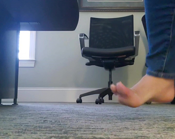 Tori Valentine aka missfeetstinkvip Foot Fetish - 06-27-2023 OnlyFans Video - I thought you all would like to see me prance around my office, barefoot