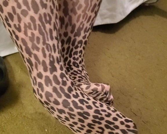 Tori Valentine aka missfeetstinkvip Foot Fetish - 05-05-2023 OnlyFans Video - You get a REALLY good look at my leopard print nylons in this video From top