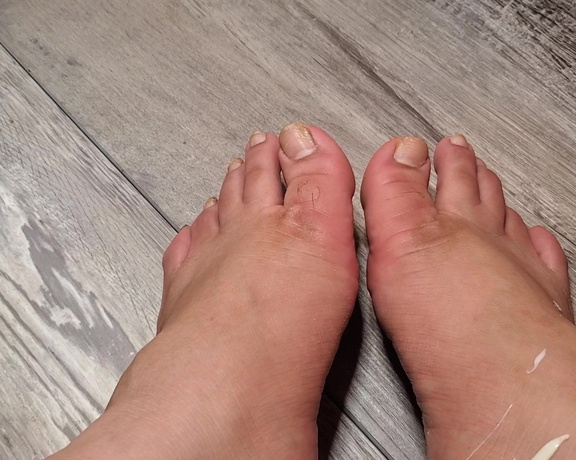 Tori Valentine aka missfeetstinkvip Foot Fetish - 07-19-2023 OnlyFans Video - I dont do this very often, but I actually lotioned my dry feet As if they