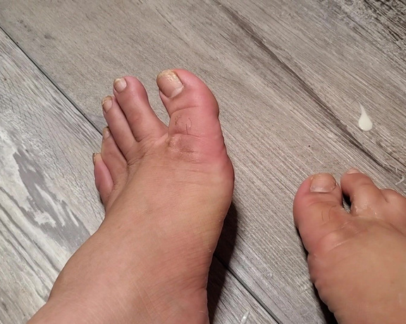 Tori Valentine aka missfeetstinkvip Foot Fetish - 07-19-2023 OnlyFans Video - I dont do this very often, but I actually lotioned my dry feet As if they