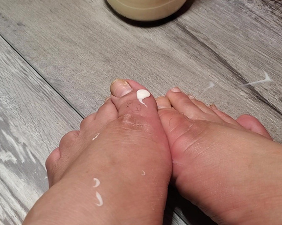 Tori Valentine aka missfeetstinkvip Foot Fetish - 07-19-2023 OnlyFans Video - I dont do this very often, but I actually lotioned my dry feet As if they