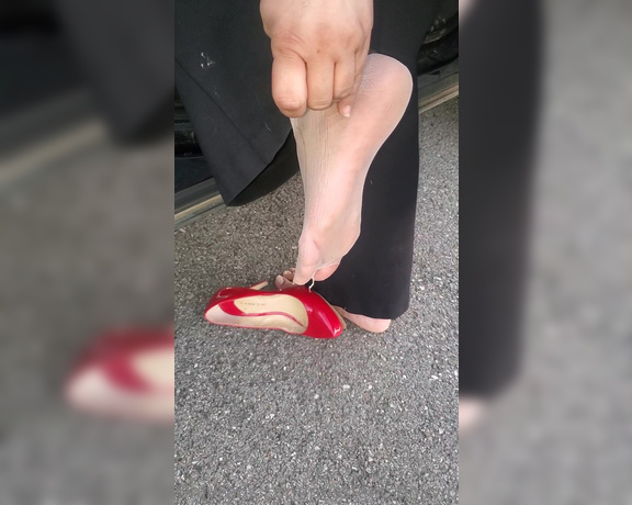 Tori Valentine aka missfeetstinkvip Foot Fetish - 04-25-2023 OnlyFans Video - Wouldnt you love to just press your face into these toes