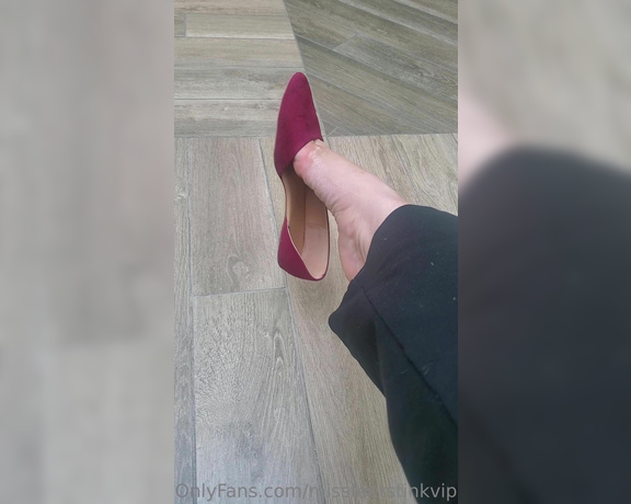 Tori Valentine aka missfeetstinkvip Foot Fetish - 07-15-2023 OnlyFans Video - My famous amp popular burgandy flats return for some shoeplay in the mall