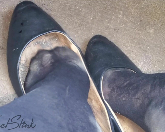 Tori Valentine aka missfeetstinkvip Foot Fetish - 05-01-2023 OnlyFans Video - A little footplay action on the way out and about with my friend