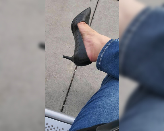 Tori Valentine aka missfeetstinkvip Foot Fetish - 07-11-2023 OnlyFans Video - Oh, Im just sitting outside of Target, waiting on my friend to check out