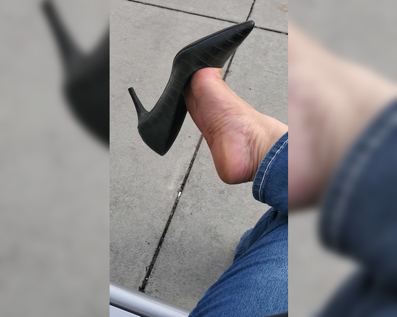 Tori Valentine aka missfeetstinkvip Foot Fetish - 07-11-2023 OnlyFans Video - Oh, Im just sitting outside of Target, waiting on my friend to check out