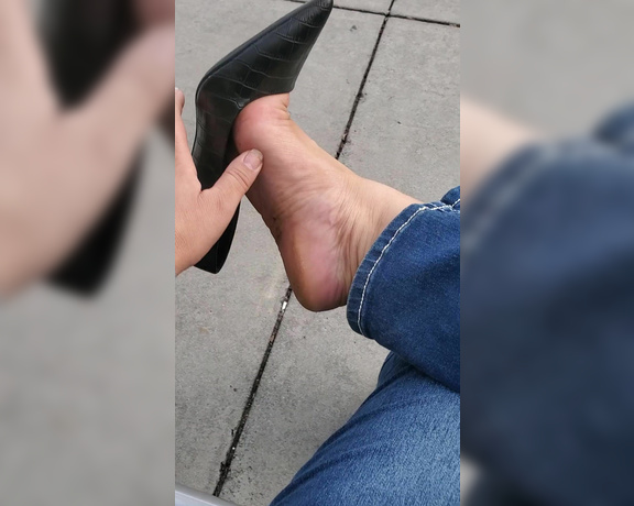 Tori Valentine aka missfeetstinkvip Foot Fetish - 07-11-2023 OnlyFans Video - Oh, Im just sitting outside of Target, waiting on my friend to check out