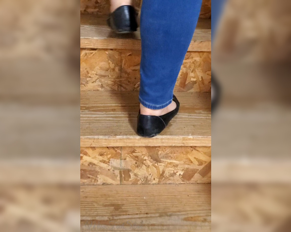 Tori Valentine aka missfeetstinkvip Foot Fetish - 09-02-2023 OnlyFans Video - Just cant keep shoes on when I have to climb stairs