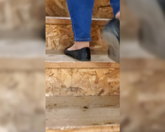 Tori Valentine aka missfeetstinkvip Foot Fetish - 09-02-2023 OnlyFans Video - Just cant keep shoes on when I have to climb stairs