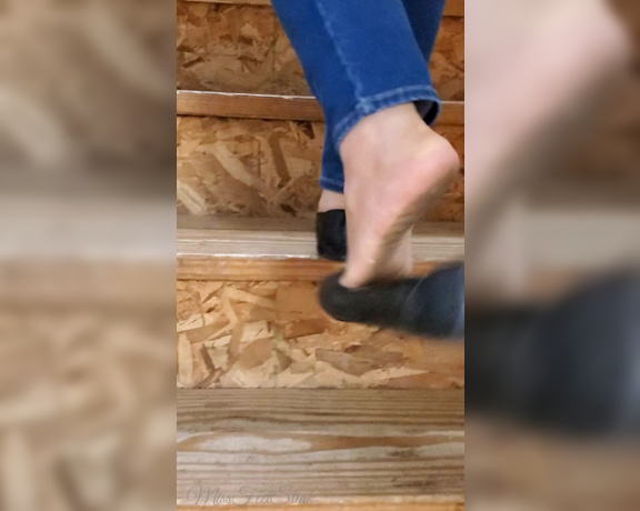 Tori Valentine aka missfeetstinkvip Foot Fetish - 09-02-2023 OnlyFans Video - Just cant keep shoes on when I have to climb stairs