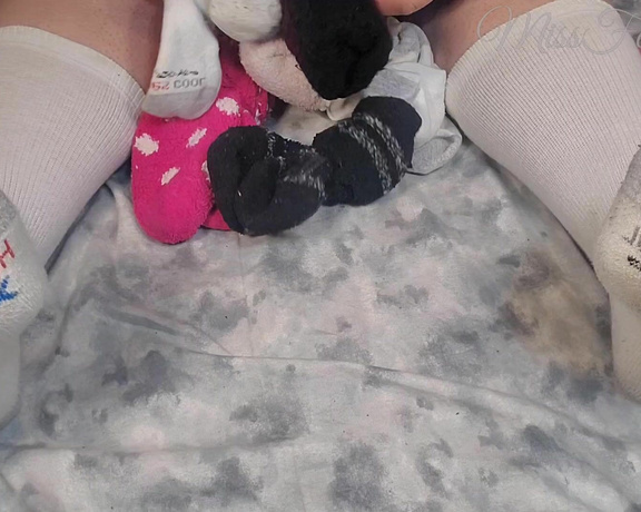 Tori Valentine aka missfeetstinkvip Foot Fetish - 07-23-2023 OnlyFans Video - Lets go through all of my crew socks