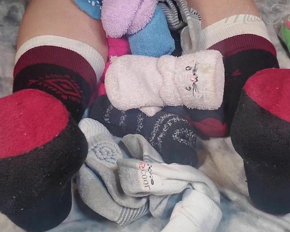 Tori Valentine aka missfeetstinkvip Foot Fetish - 07-23-2023 OnlyFans Video - Lets go through all of my crew socks