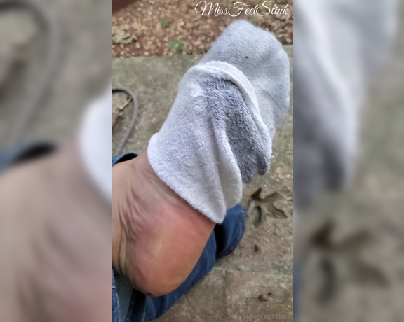 Tori Valentine aka missfeetstinkvip Foot Fetish - 09-17-2023 OnlyFans Video - Another excursion walking my dog