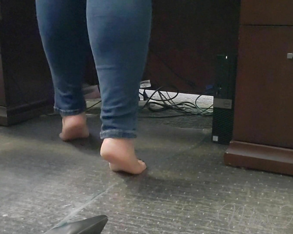 Tori Valentine aka missfeetstinkvip Foot Fetish - 06-24-2023 OnlyFans Video - So, somehow, I have some wires crossed under my desk