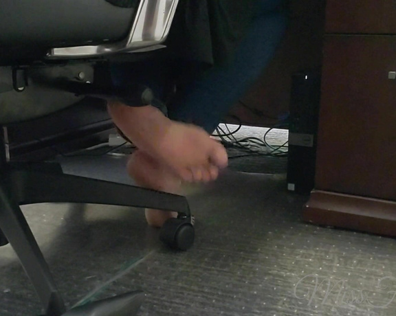 Tori Valentine aka missfeetstinkvip Foot Fetish - 06-24-2023 OnlyFans Video - So, somehow, I have some wires crossed under my desk