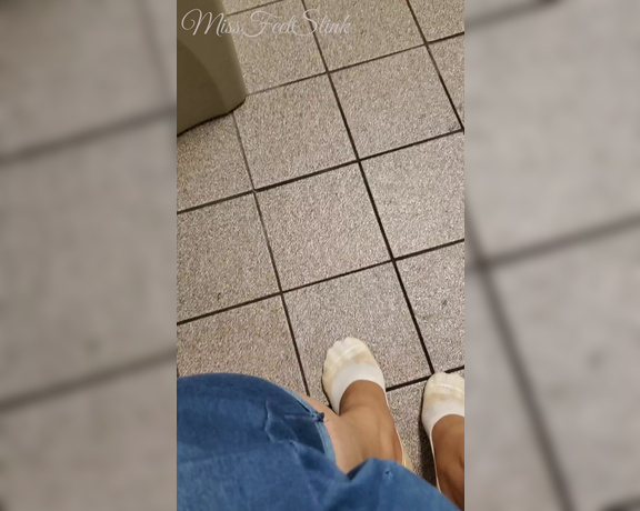 Tori Valentine aka missfeetstinkvip Foot Fetish - 08-16-2023 OnlyFans Video - Had to take a restroom break