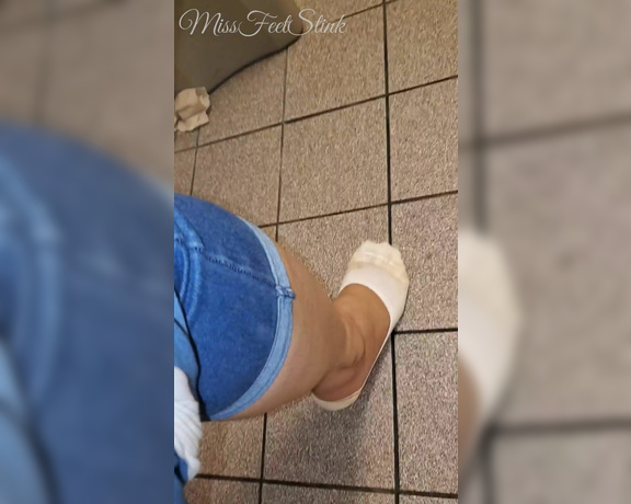 Tori Valentine aka missfeetstinkvip Foot Fetish - 08-16-2023 OnlyFans Video - Had to take a restroom break