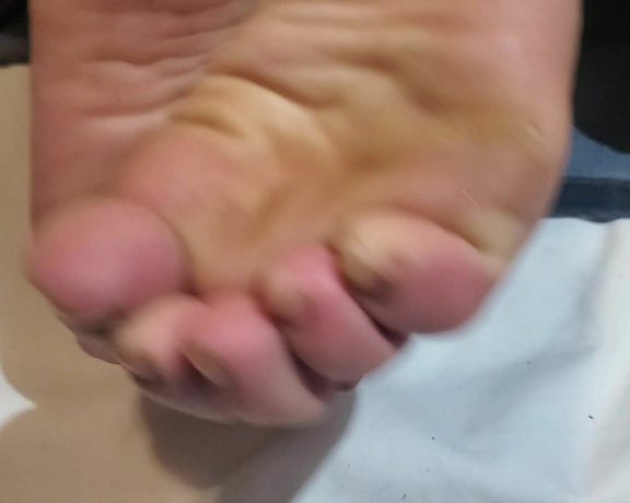 Tori Valentine aka missfeetstinkvip Foot Fetish - 10-17-2023 OnlyFans Video - You asked for some scrunched, dirty soles _ I deliver