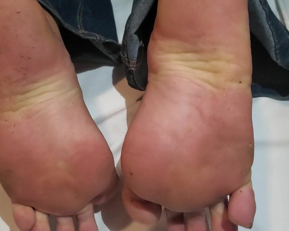 Tori Valentine aka missfeetstinkvip Foot Fetish - 10-17-2023 OnlyFans Video - You asked for some scrunched, dirty soles _ I deliver