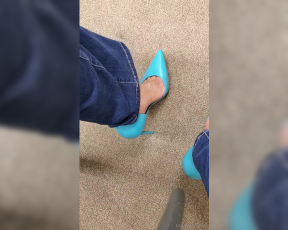 Tori Valentine aka missfeetstinkvip Foot Fetish - 10-12-2023 OnlyFans Video - This is part 2 of my shoe try on and buy afternoon from last weekend