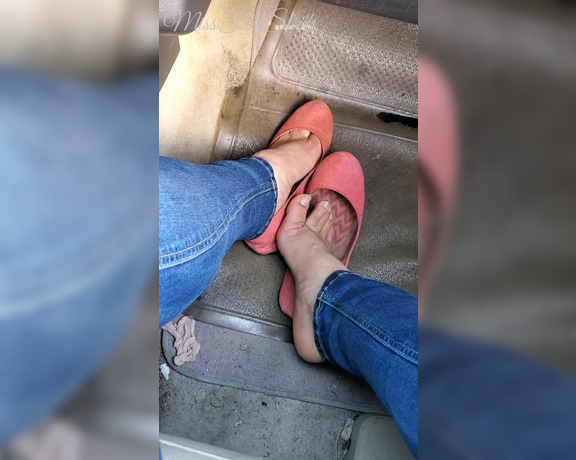 Tori Valentine aka missfeetstinkvip Foot Fetish - 08-29-2023 OnlyFans Video - Another air_out session in my sisters car