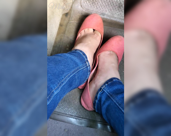 Tori Valentine aka missfeetstinkvip Foot Fetish - 08-29-2023 OnlyFans Video - Another air_out session in my sisters car