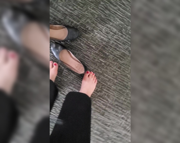 Tori Valentine aka missfeetstinkvip Foot Fetish - 11-25-2023 OnlyFans Video - Sometimes walking clips can be a little difficult to follow