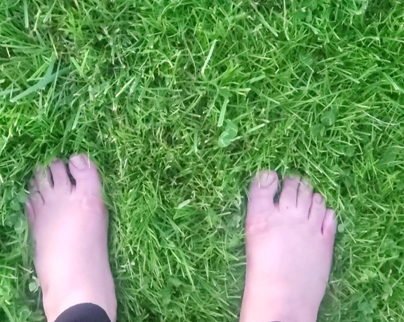 Tori Valentine aka missfeetstinkvip Foot Fetish - 09-12-2023 OnlyFans Video - See me step out of my stinky black flats amp let my feet air out for